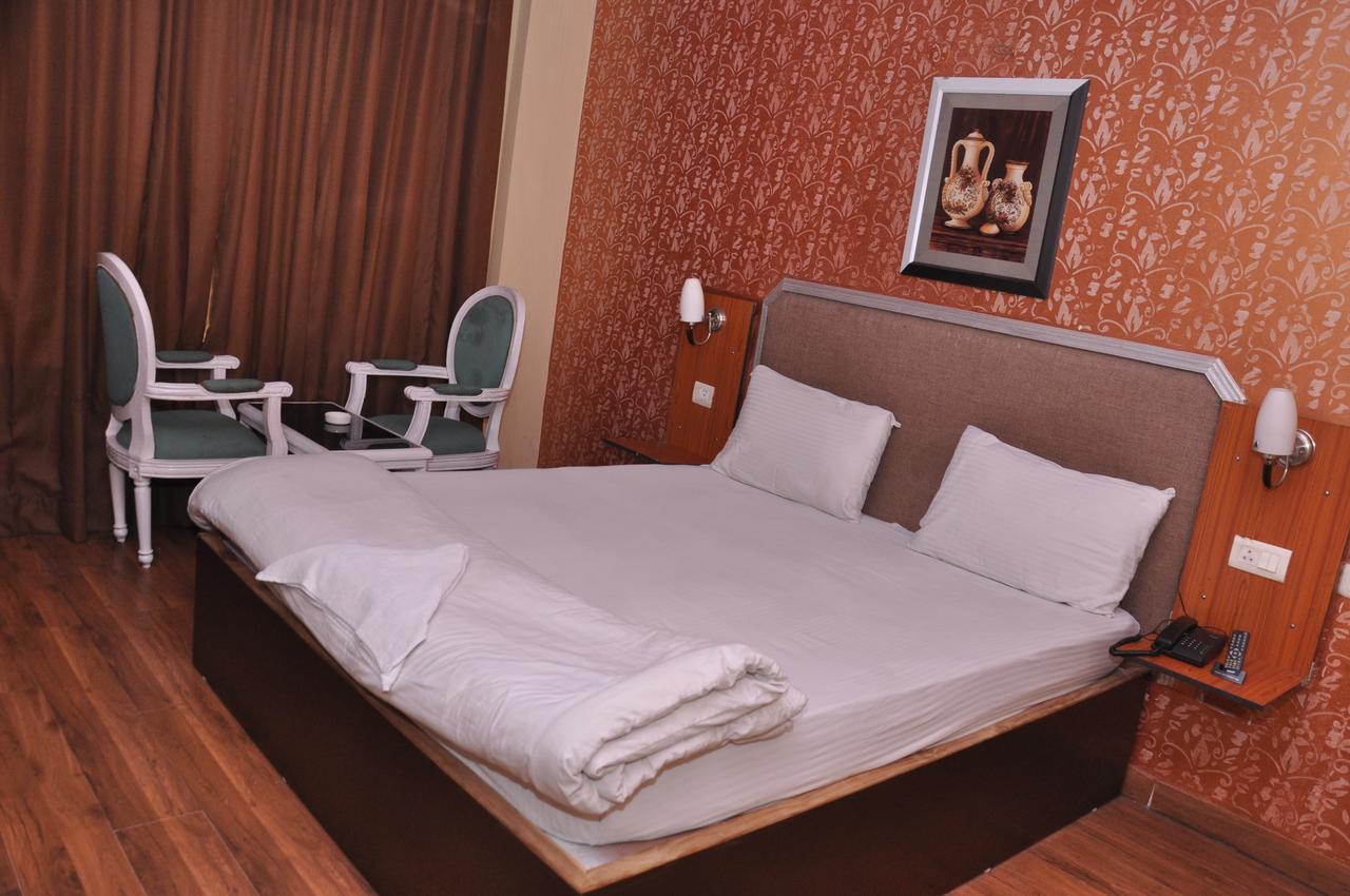 Hotel Samrat Kaushambi Ghaziabad Zewnętrze zdjęcie