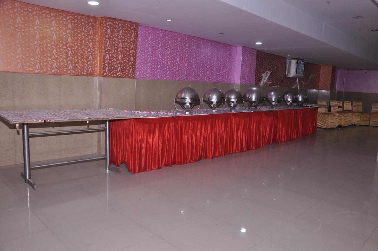 Hotel Samrat Kaushambi Ghaziabad Zewnętrze zdjęcie