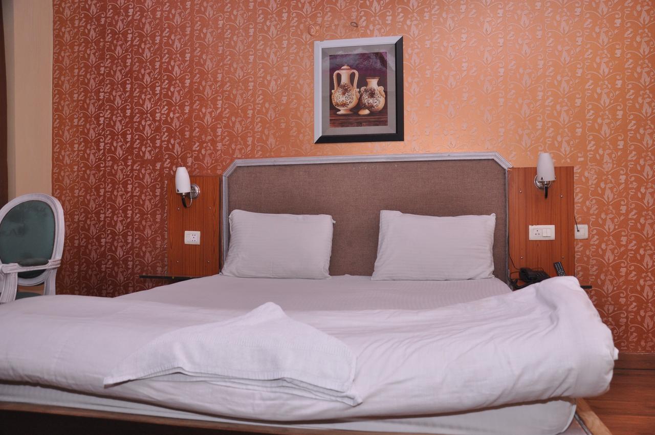Hotel Samrat Kaushambi Ghaziabad Zewnętrze zdjęcie