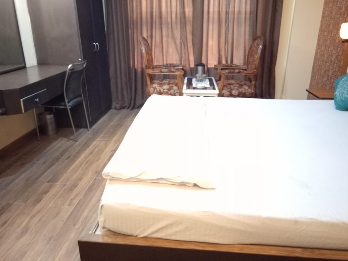 Hotel Samrat Kaushambi Ghaziabad Zewnętrze zdjęcie