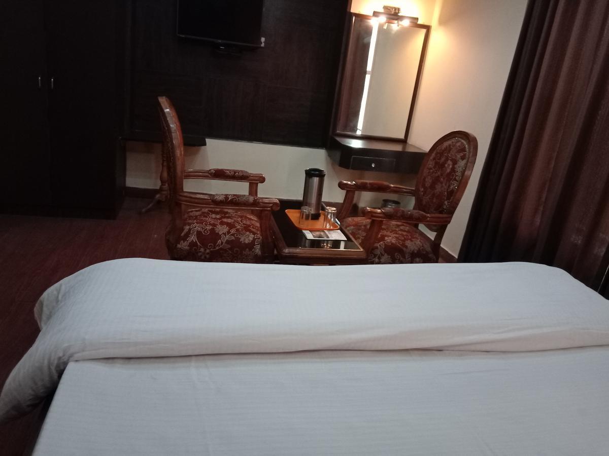 Hotel Samrat Kaushambi Ghaziabad Zewnętrze zdjęcie