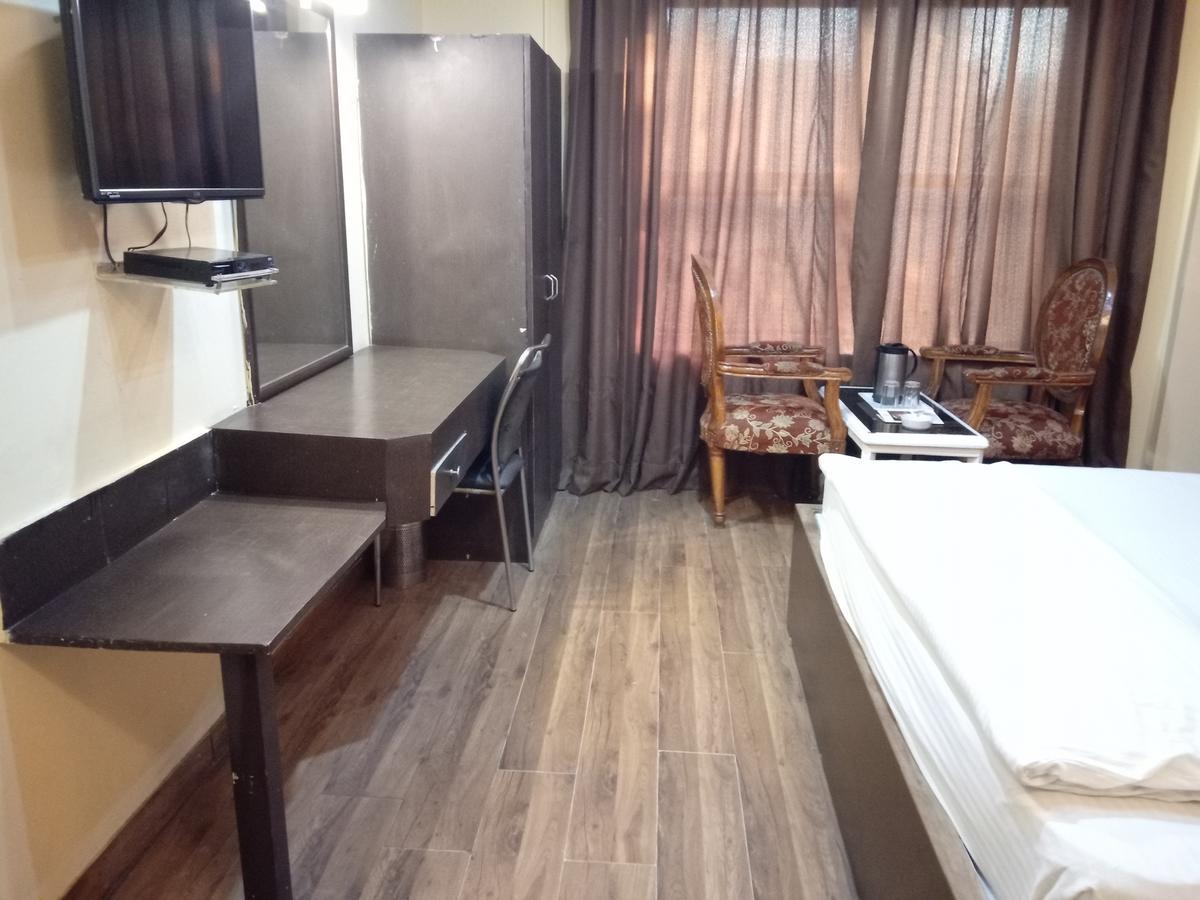 Hotel Samrat Kaushambi Ghaziabad Zewnętrze zdjęcie