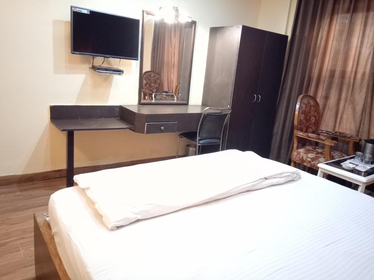 Hotel Samrat Kaushambi Ghaziabad Zewnętrze zdjęcie